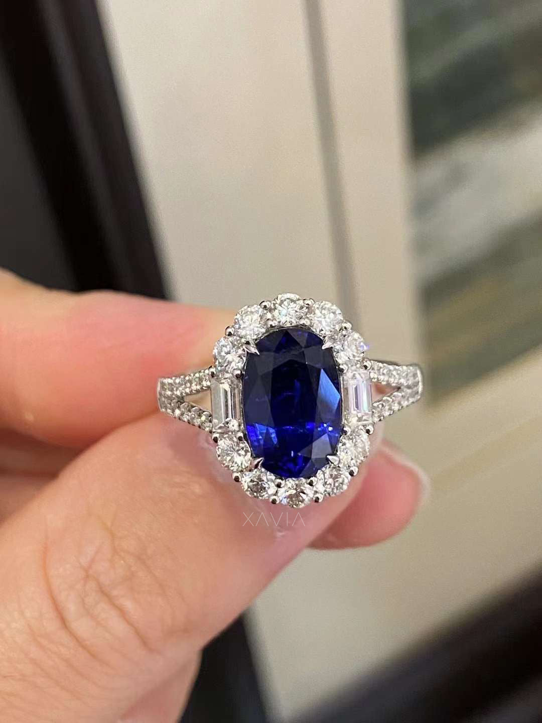 Isolenne – Oval Blue Sapphire Halo Ring