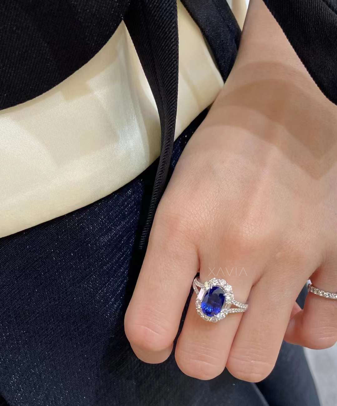 Isolenne – Oval Blue Sapphire Halo Ring
