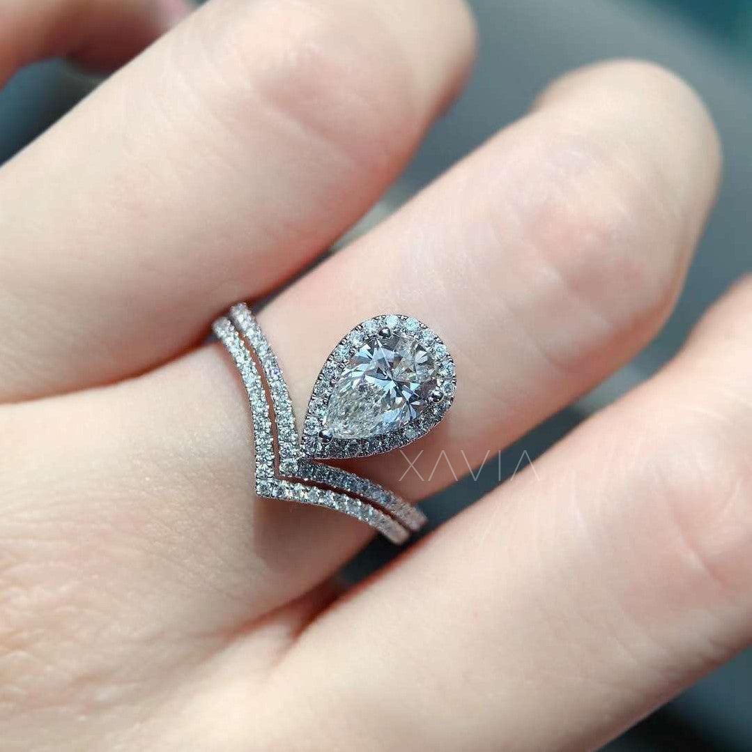 Petal-shaped diamond halo in double bloom formation