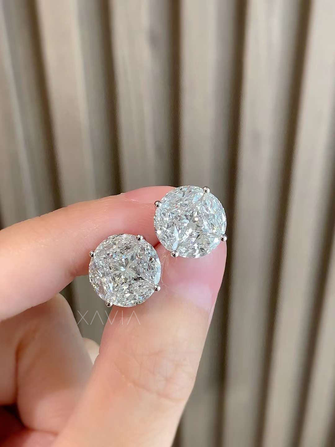 Illusion cluster diamond studs in round shape with prong setting