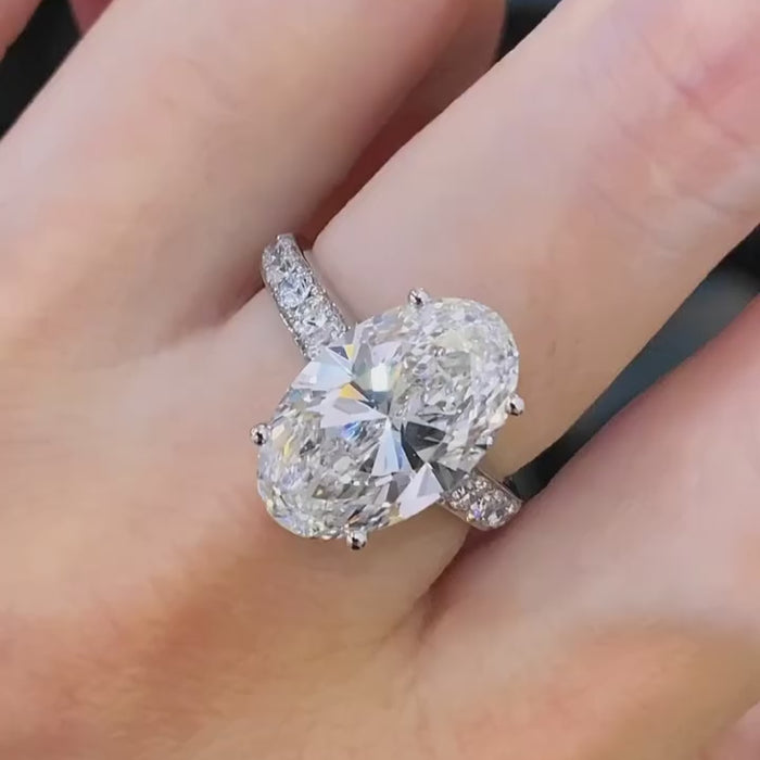 Averisse – Oval Cut Lab Diamond Engagement Ring with Pavé Band in Platinum Look, Elegant Four-Prong Setting