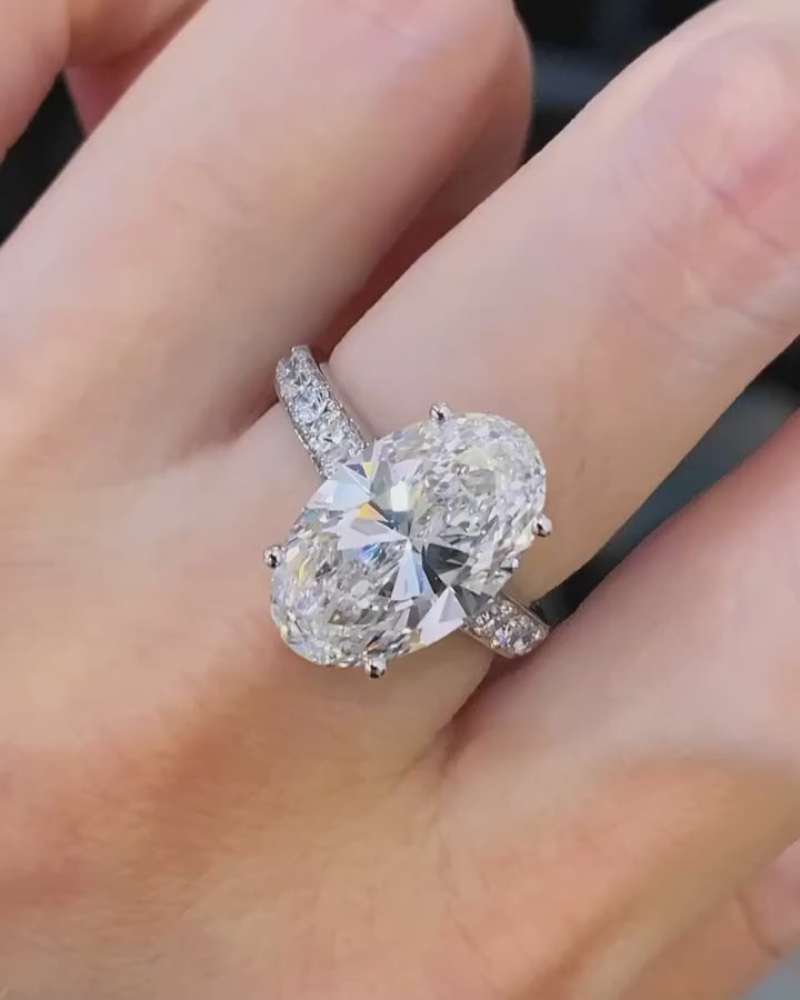 Averisse – Oval Cut Lab Diamond Engagement Ring with Pavé Band in Platinum Look, Elegant Four-Prong Setting