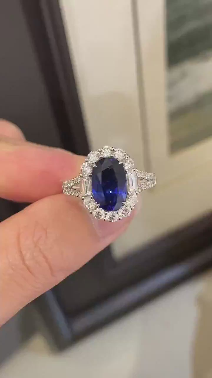 Isolenne – Oval Blue Sapphire Halo Ring