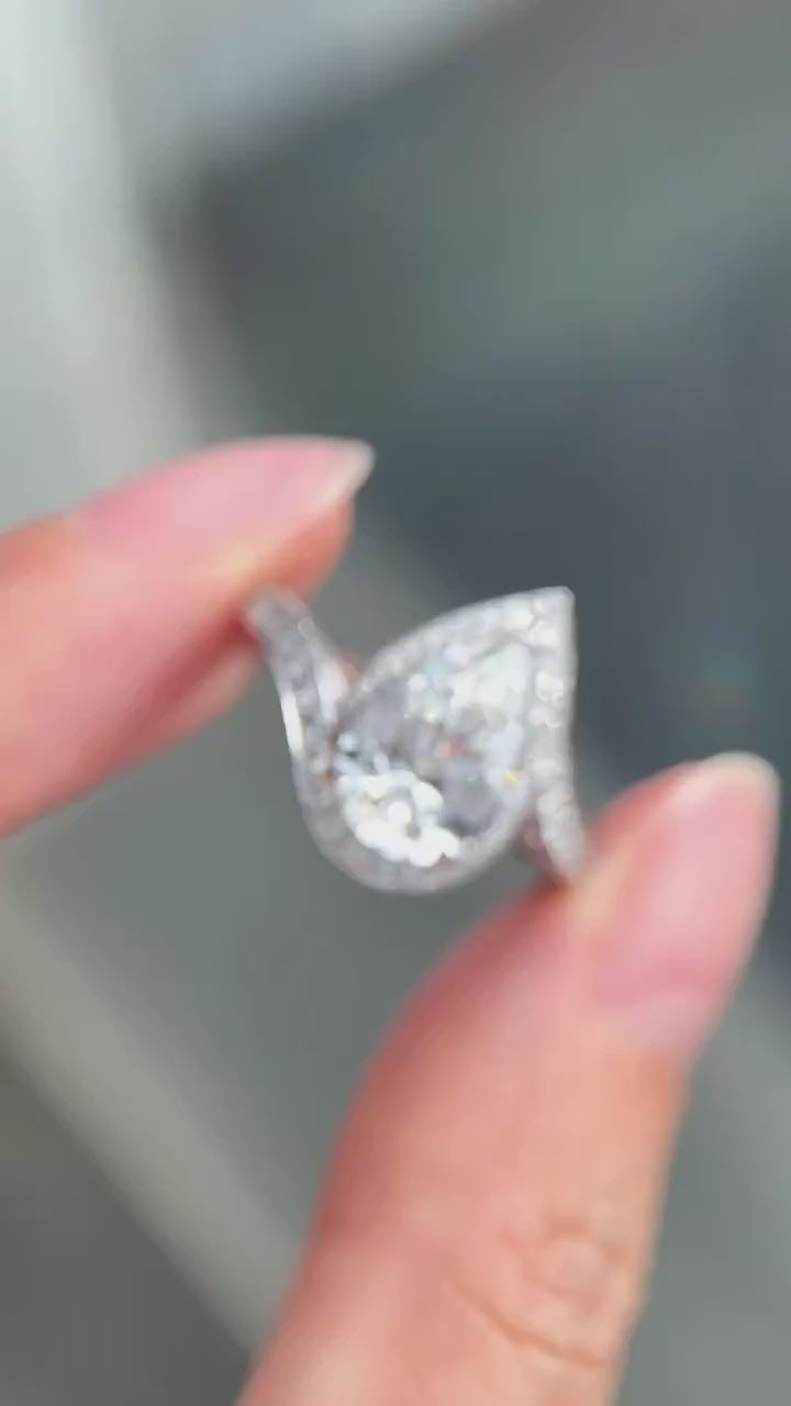 Virelia – Pear Cut Halo Diamond Ring