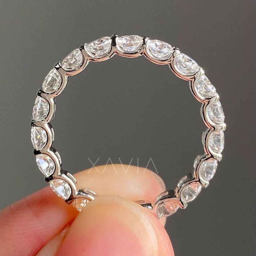 Close-up of Serenelle’s rounded comfort-fit interior, highlighting precision metalwork and inner band finish.